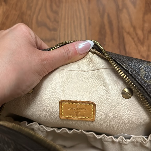 Beautiful refurbished LV with pearl straps and has side hook for crossbody strap - Picture 5 of 8